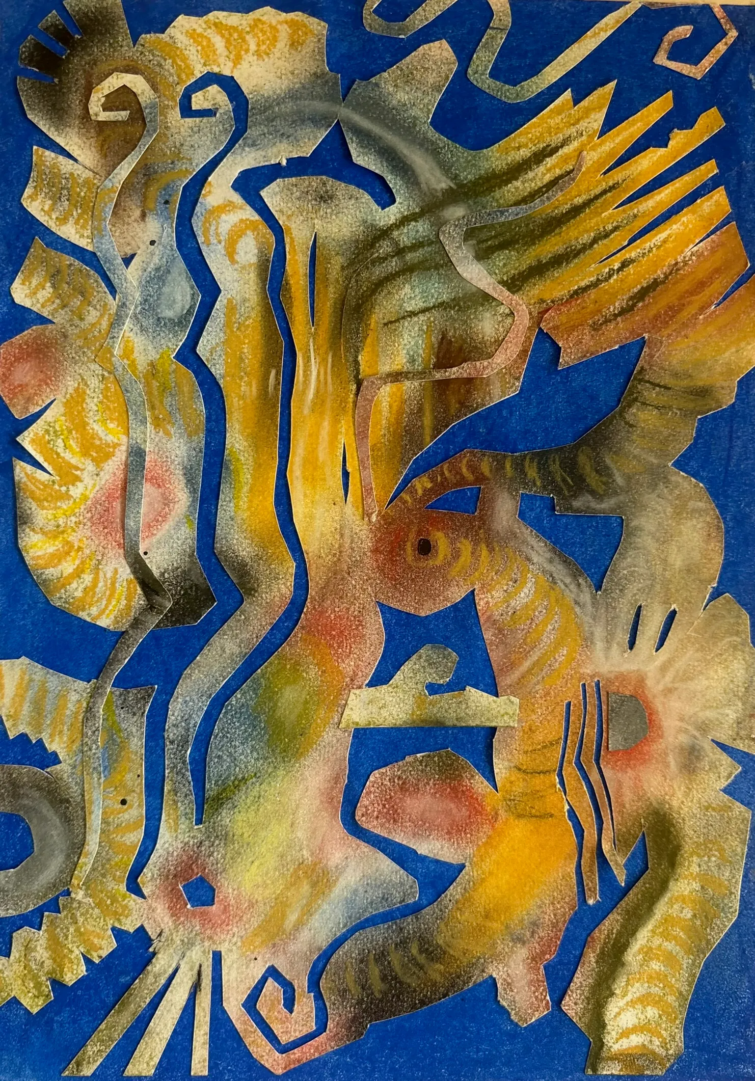 Die Arbeit „Schnitt“ in Papierschnitt und Kreide, Hochformat.